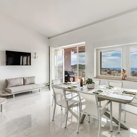 Villa La Maison Dell'oasi SantʼAgata sui Due Golfi